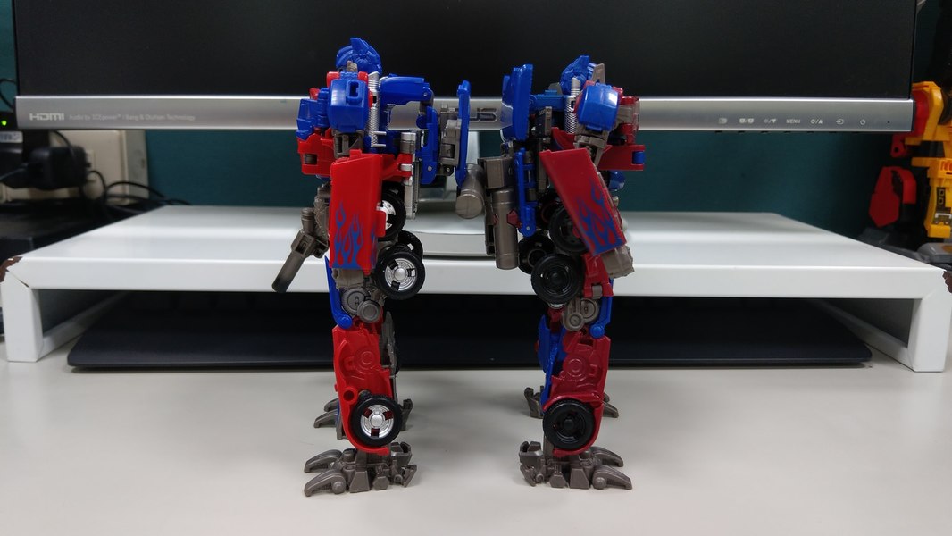 Studio Series 32 Voyager Optimus Prime Out Of Package Comparison Photos  (4 of 6)